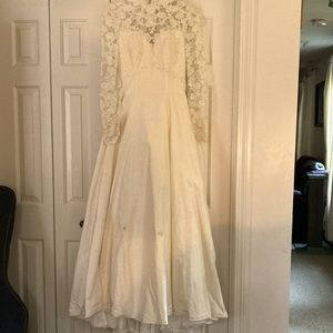 Wedding dress size 6 never altered 💯 silk (petticoat included with hairpiece)